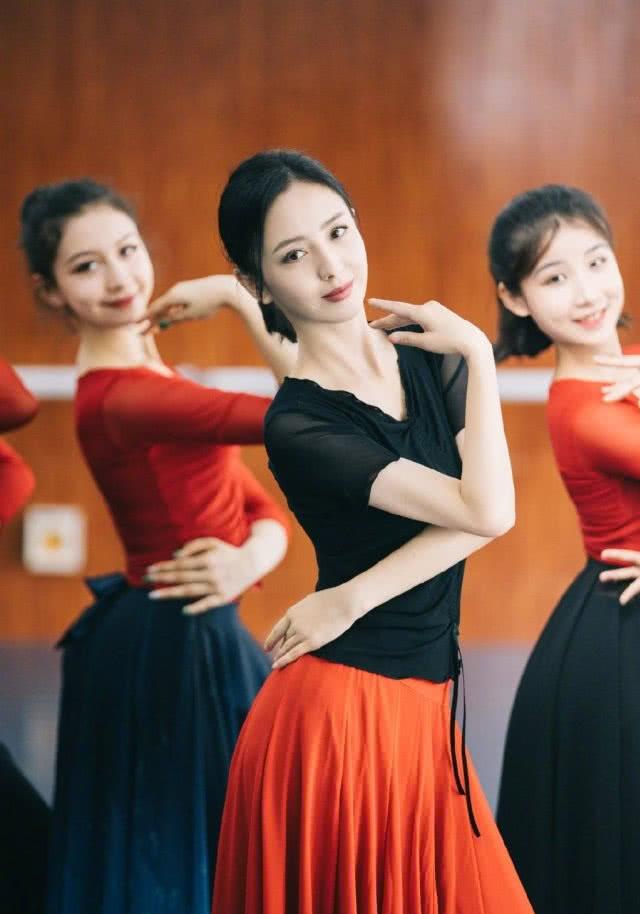 她出生于1983年,是学习舞蹈出身,23岁时因出演情感剧《新不了情》而