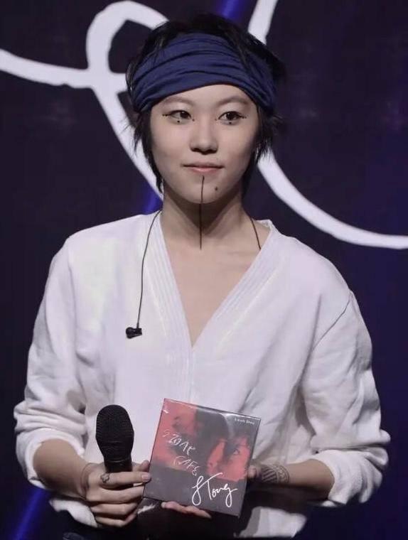 曾高调出柜的窦靖童蜜会纹身男疑似新男友?妈妈王菲洒脱应对_女儿