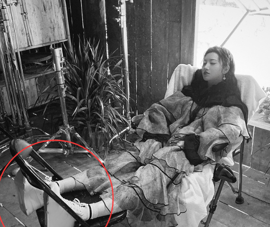 有一种尴尬叫景甜的身高,脱掉高跷鞋,可苦了