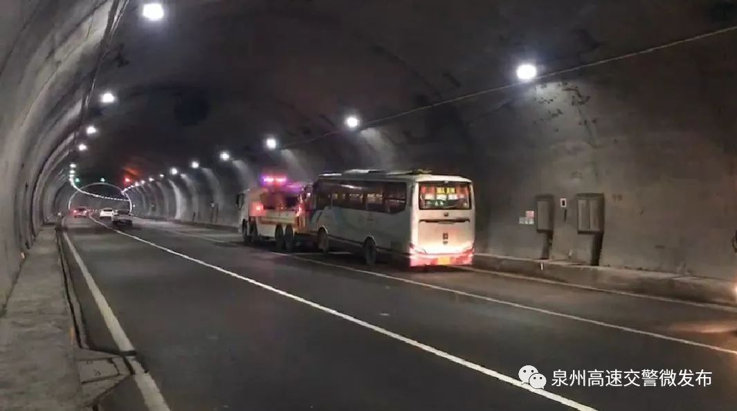 一辆开往安溪的大客车在高速上抛锚,10多名乘客滞留隧道