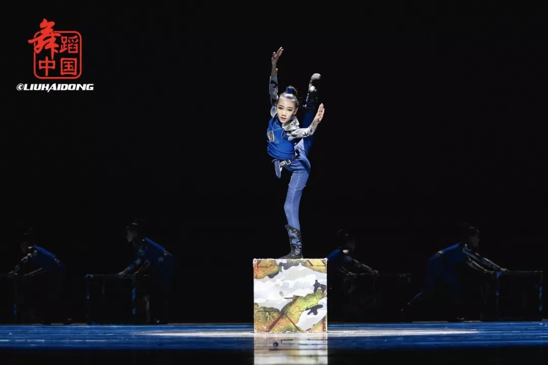 在五彩缤纷的世界里曹磊舞蹈作品专场晚会精彩剧照