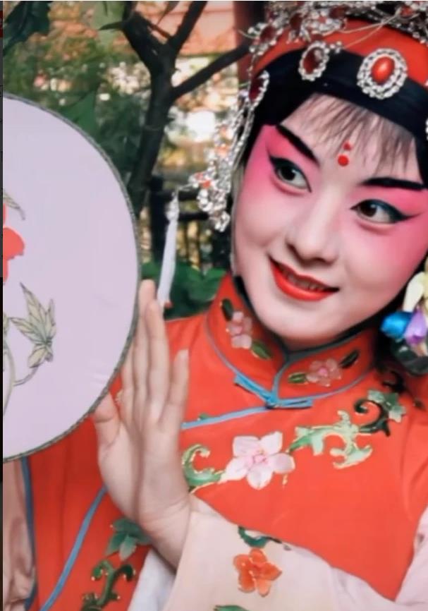 原创赵丽颖花钱也删不掉的4张照片,看到"京剧丫鬟"那张:像个男人