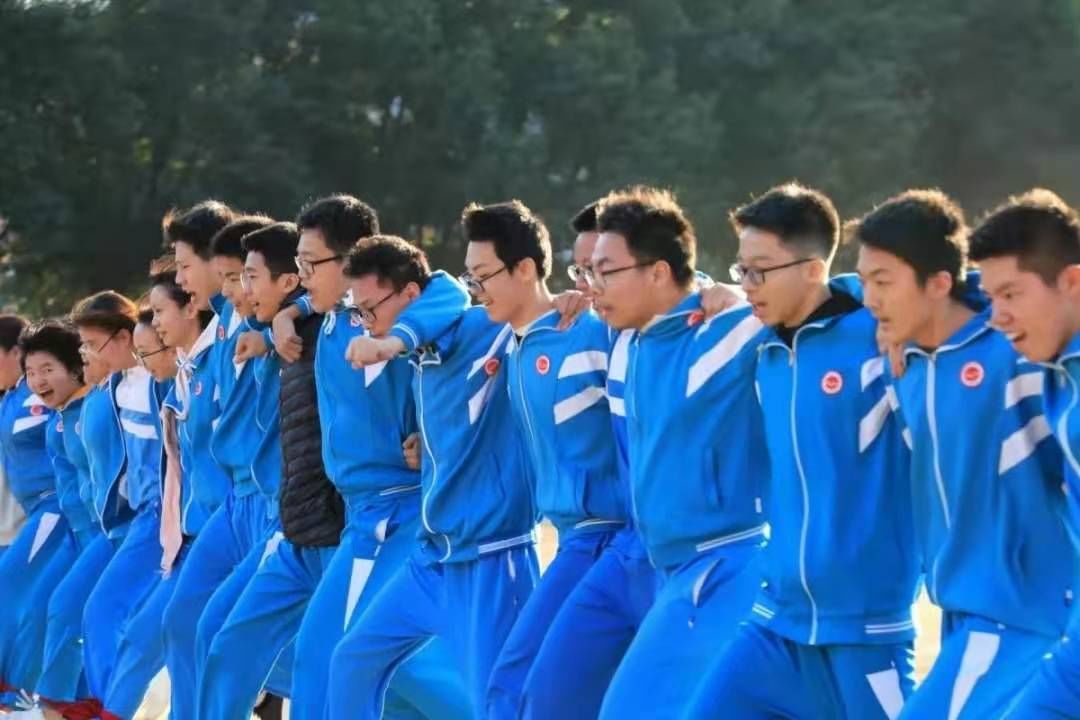 而且夏秋冬款色有好几种,由上而下,大方得体惠州实验中学的校服主色为