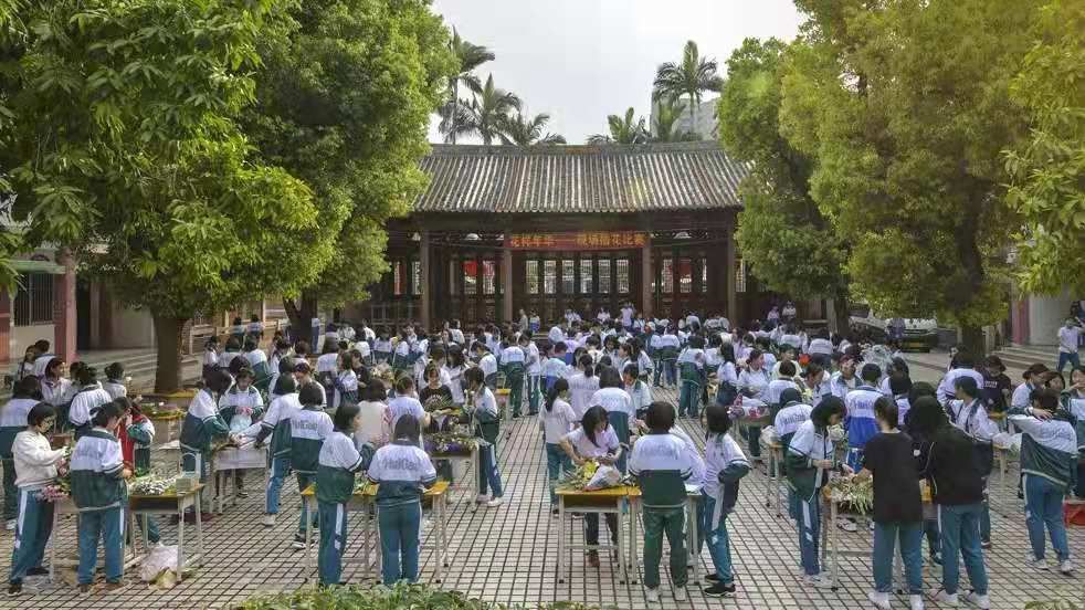 3,广东惠阳高级中学 惠高的校服比较特别,男蓝女绿 相互映衬,鲜艳