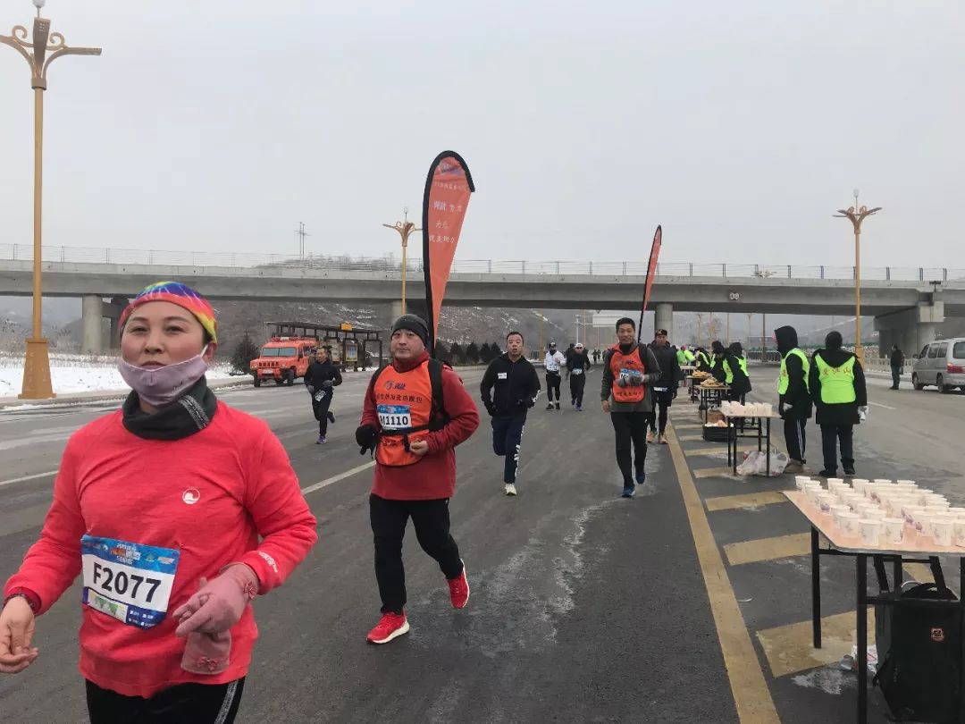 56秒的成绩获得了21km男子组冠军,选手于景煜和孙鸿波分获亚军和季军