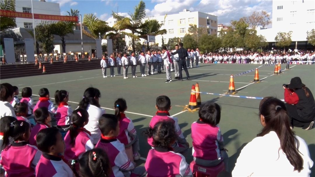 昨天蒙自惠民小学上演了一场大戏