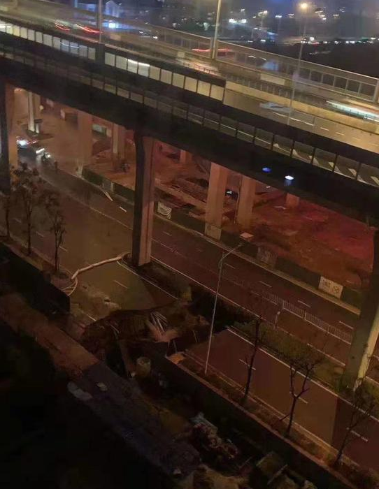 突发:长沙万家丽路路面坍塌,约长12米宽8米,暂无人员伤亡