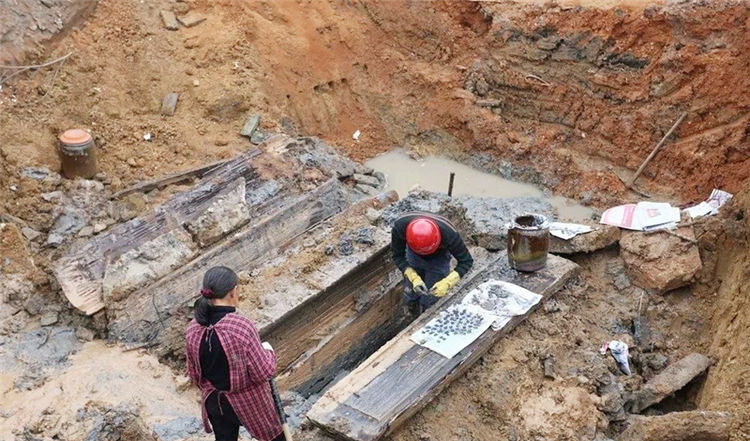 姜子牙仙逝前留下的“天书”，被考古家挖出，内容至今不敢公布