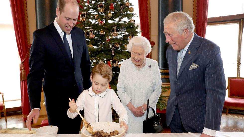 英王室公开四代同堂合照乔治小王子成“团宠”_查尔斯