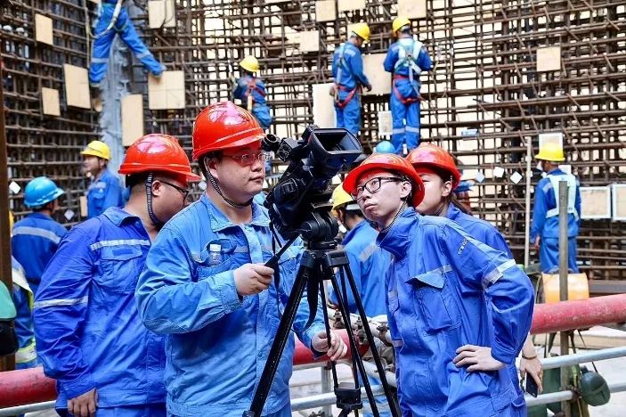 搭建舞台的工人累吗 2529e99c48444f4a8e92fb48c718efbe.jpeg