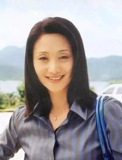 54岁"令妃娘娘"赵丽娟,低调嫁圈内制片人,如今一家三口很幸福
