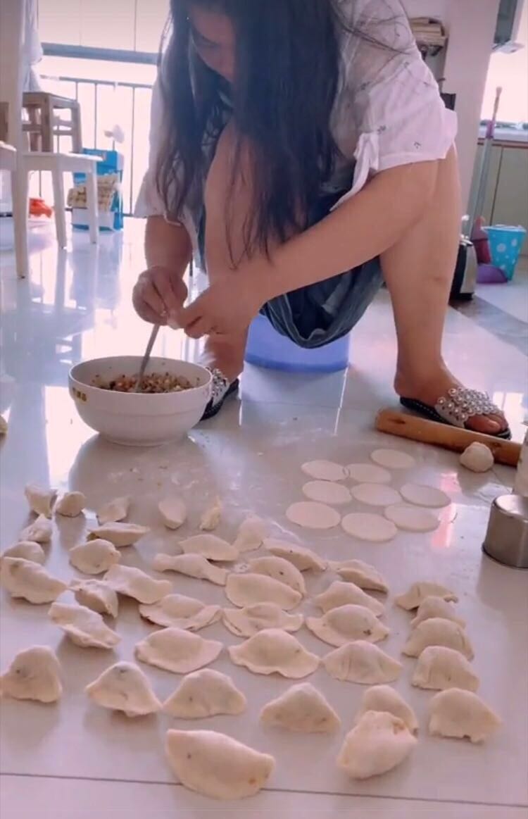 第一次去嫂子家,非要包饺子给我吃