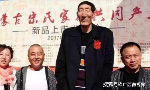 「广西微视界」中国“第一巨人”结婚后，不顾众人反对强行生子，孩子现状如何？