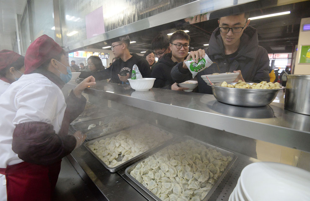 原创邯郸高校冬至1毛钱一个饺子，大学生放肆吃，“他买了10块钱的”