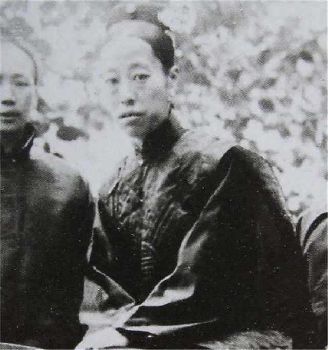 瑾妃,礼部左侍郎长叙的长女,妹妹珍妃,两人同为光绪帝妃.