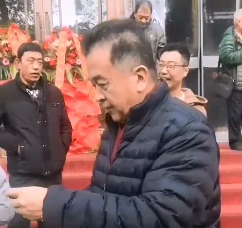 两鬓斑白什么意思 5f6efa3354924f779dac04b44352db10.jpeg