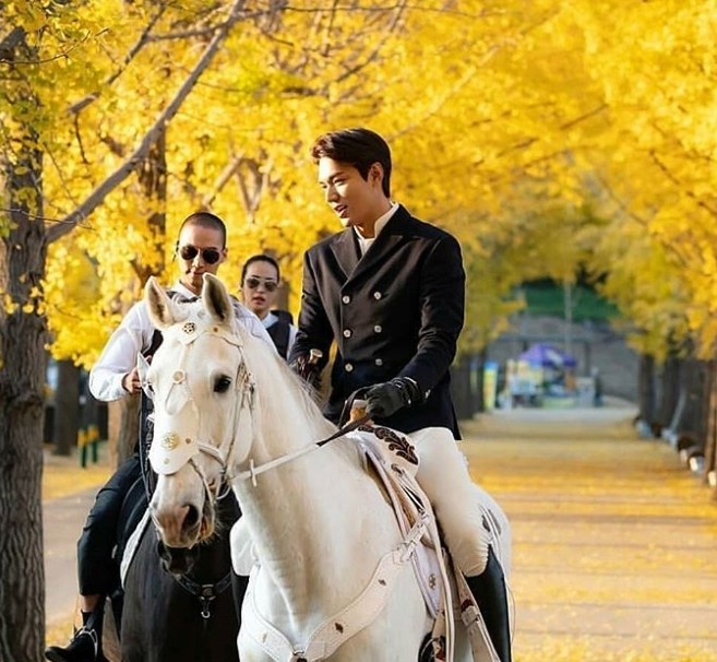 《the king:永远的君主》拍摄期间,被拍摄到李敏镐身着军外套的模样