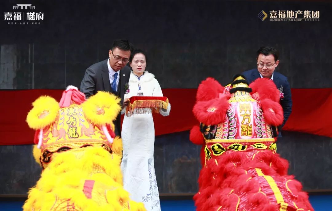 在全场热烈的掌声中,嘉福地产集团章贡区域公司总经理施亮与赣州发展