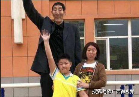 「广西微视界」中国“第一巨人”结婚后，不顾众人反对强行生子，孩子现状如何？