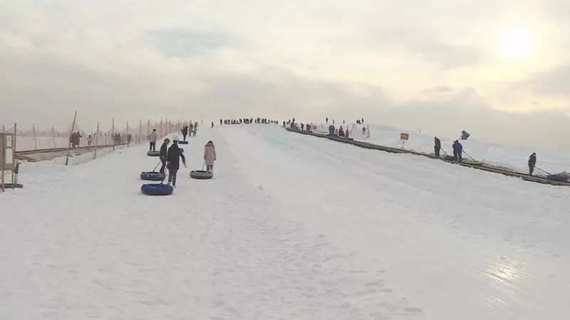 开启冬嗨模式!来疏勒县滑雪场感受超酷炫雪地飞驰,坐雪圈