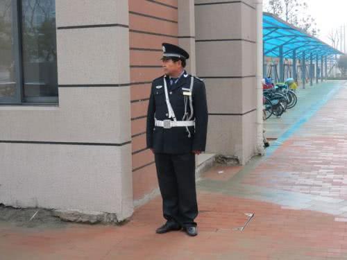 原创郑州学生抄近道出门被拦，保安当头一棍打懵学生致倒地：涉事保安被开除