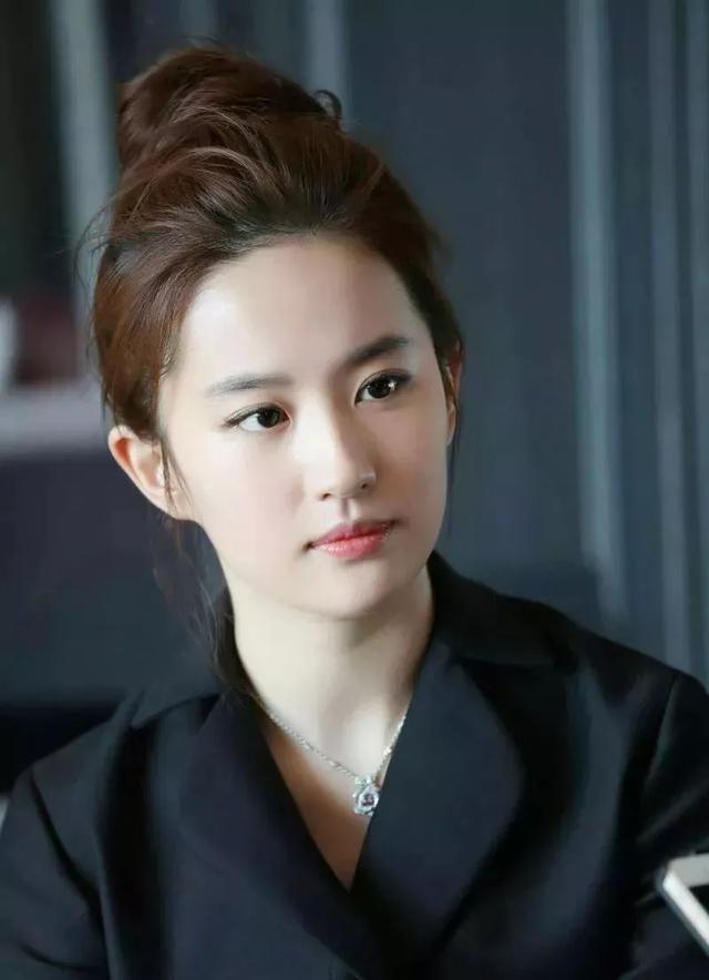 怎样才能变成明星 bfc0c433935f437aa696fa015b3f8a98.jpeg