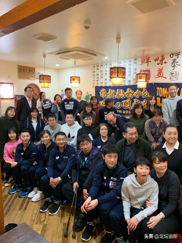 「足坛宙斯」张本智和夺冠获300万日元办庆功宴！一家四口亮相庆