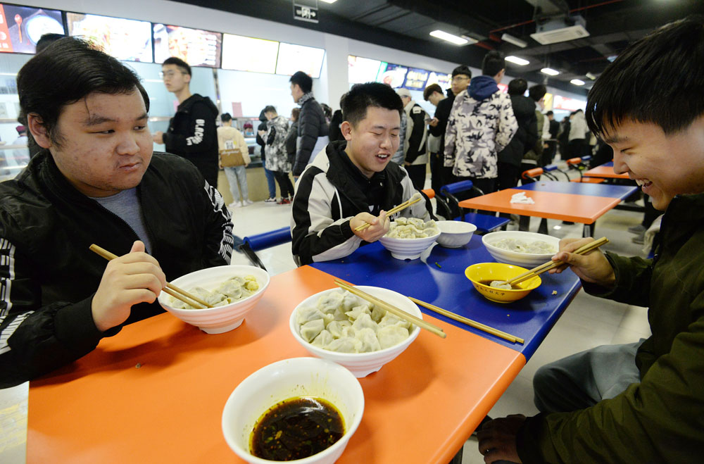 原创邯郸高校冬至1毛钱一个饺子，大学生放肆吃，“他买了10块钱的”