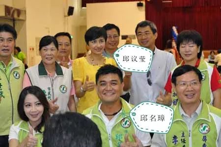 今年7月,岛内爆发"蔡英文专机走私香烟案,冲击民进党选情.当时邱彰