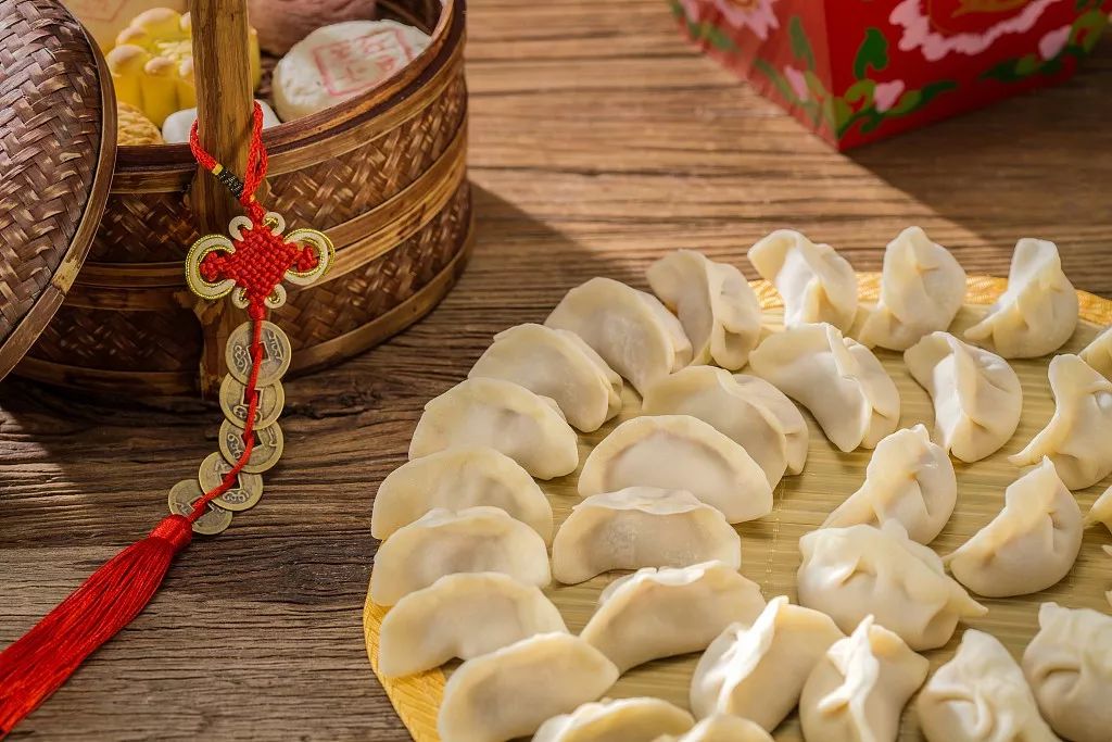 吃饺子冬至是24节气的第22个节气,也是阳历年的最后一个节气.