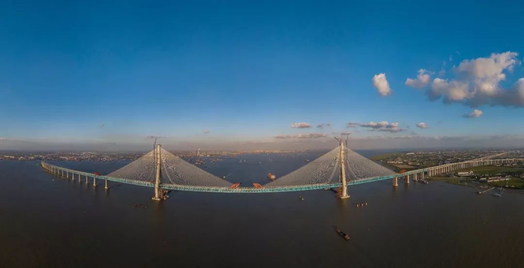 跨度斜拉桥五十余座、大跨度悬索桥和拱桥各十余座,业绩位列全国前列。 ▲沪通长江大桥主桥及辅航道桥施工