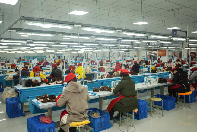 在爱多宝毛绒玩具生产车间,女工们正在紧张地忙碌着 王布悦摄