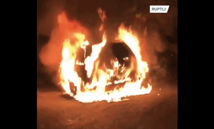 希腊街头，土耳其外交官车被点燃
