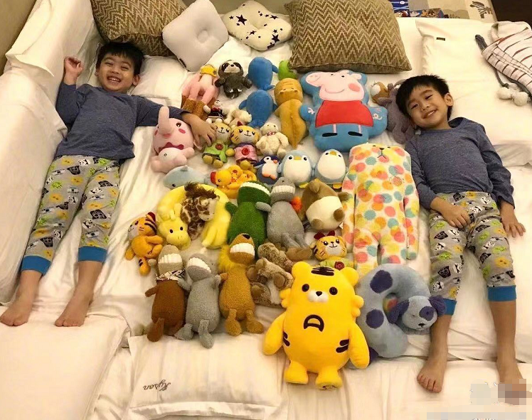 林志颖太宠双胞胎儿子，玩具铺满整张床，双子星大长腿抢镜