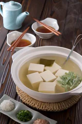 炖豆腐皮汤家常做法 23035f0908a94d5c96944a11813a2139.jpeg