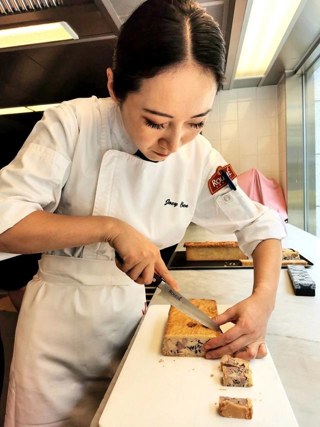 她由服装设计师转行西餐如今成为法国露杰品牌烹饪大使