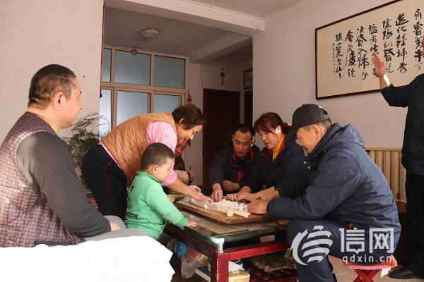 包饺子送祝福 “萤火虫”陪空巢老人过冬至