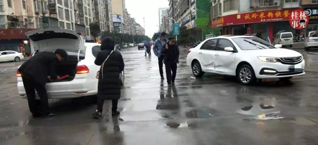 现场图片显示,发生事故的是两辆白色小车,其中一辆车右侧车门位置被撞