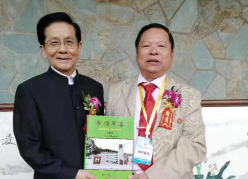有一年春节,丰顺县有关领导陪同广东客属海外联谊会常务副会长兼秘书