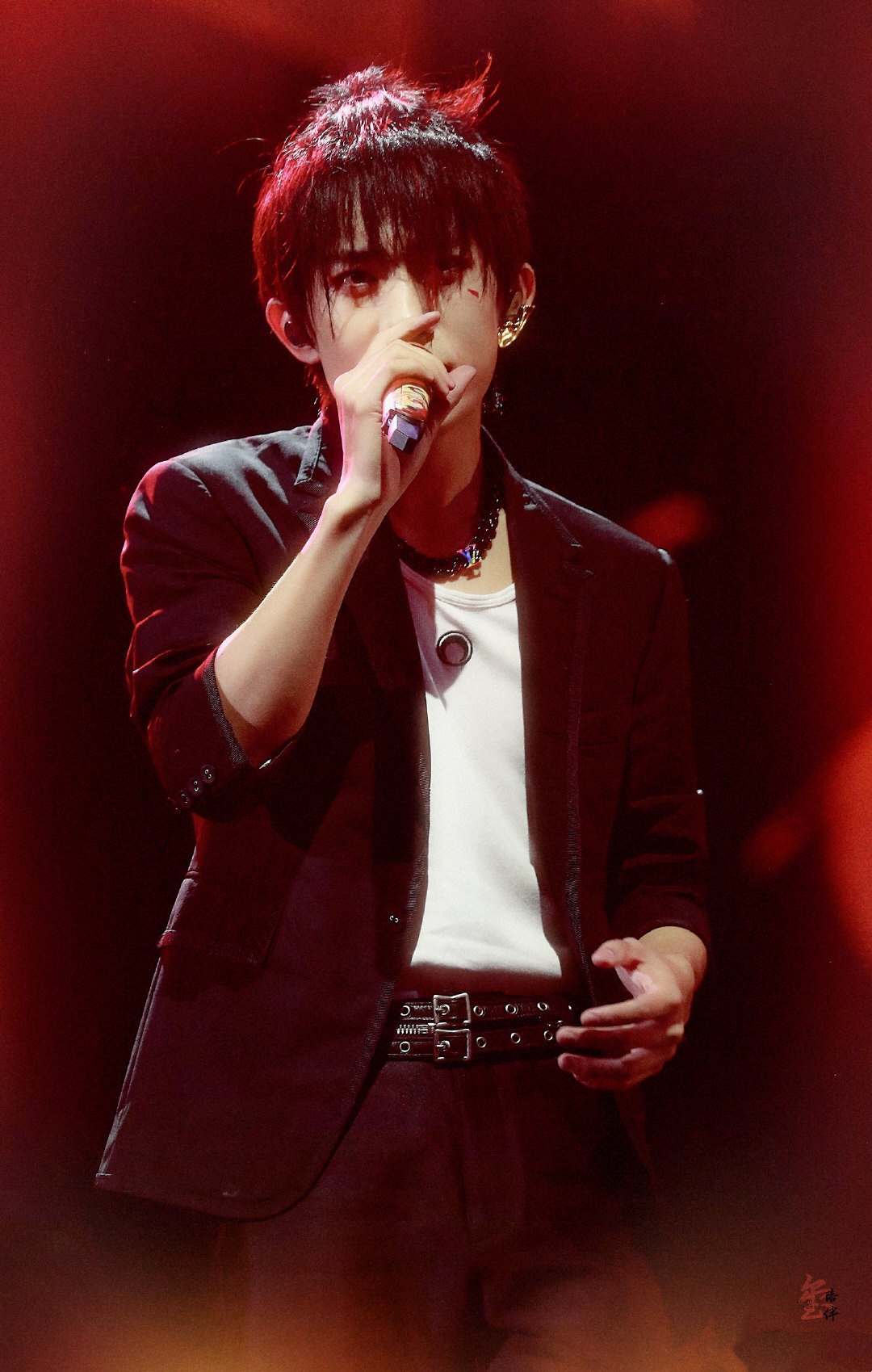 易烊千玺玊尔演唱会图片 3cc8ddd8ff4544ecb8f314dc3d8da28e.jpeg