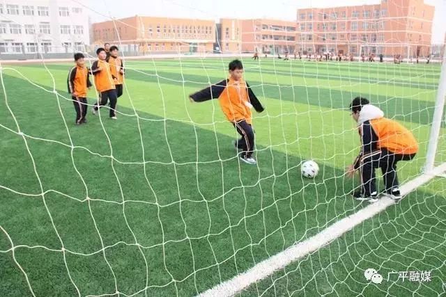 怎么进入学校足球场 4812d28010d34d25abdafdde7b1f2bdf.jpeg