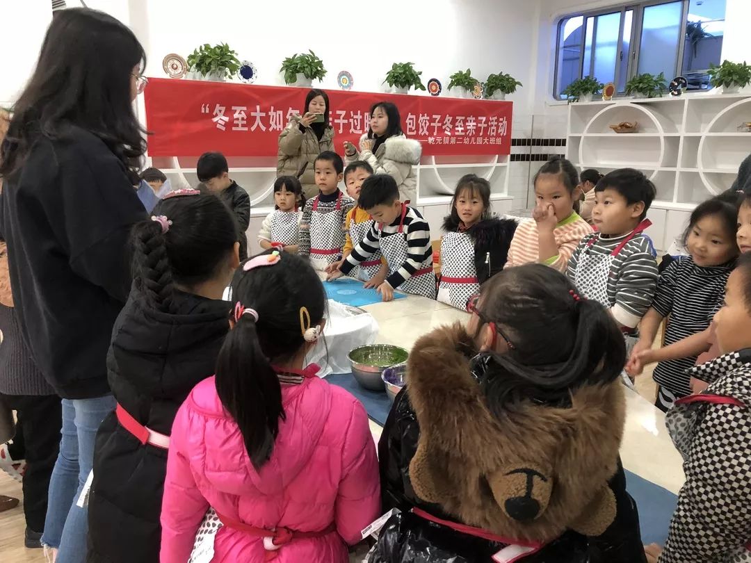 在包饺子活动开始前,老师给孩子们讲述冬至节日的由来和习俗.