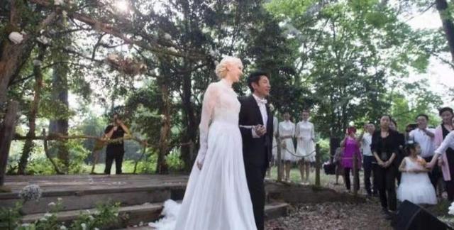 撒贝宁妻子李白是二婚头婚照片疑似曝光结婚环境有些太寒酸