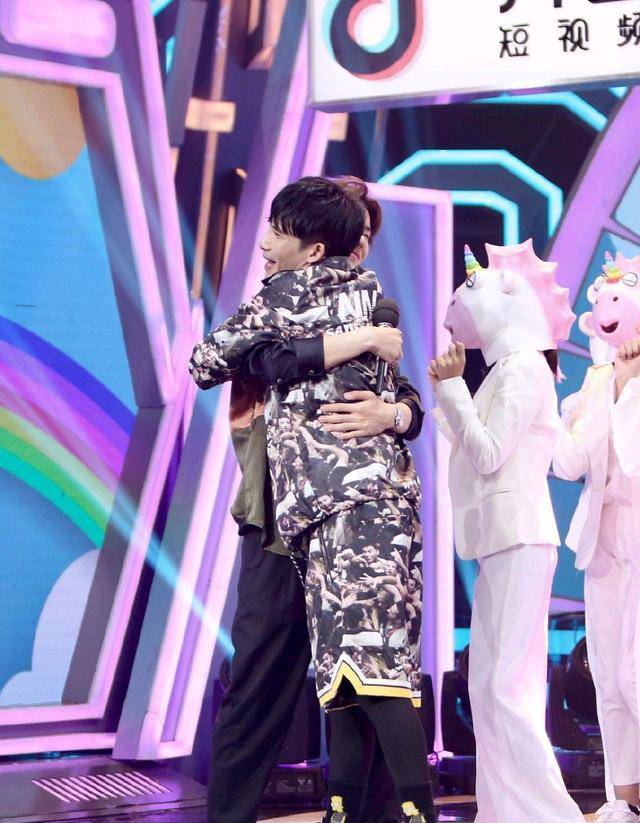 王一博大张伟:天天向上中王一博大张伟关系也太好了吧!团宠无疑