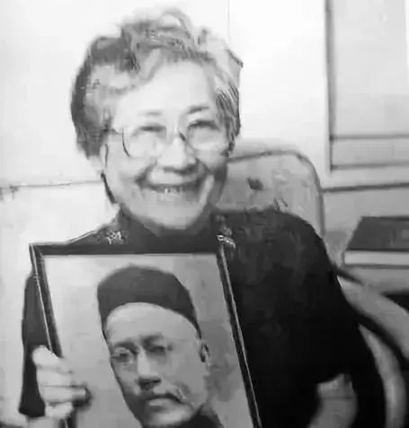 严复长孙女严倚云(1912—1991) ,严璩长女,1912年生于北京.