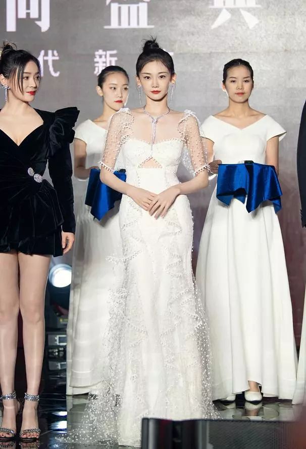 苗苗成最差冯女郎?聚会为冯小刚整理领口,如此谄媚却不红!