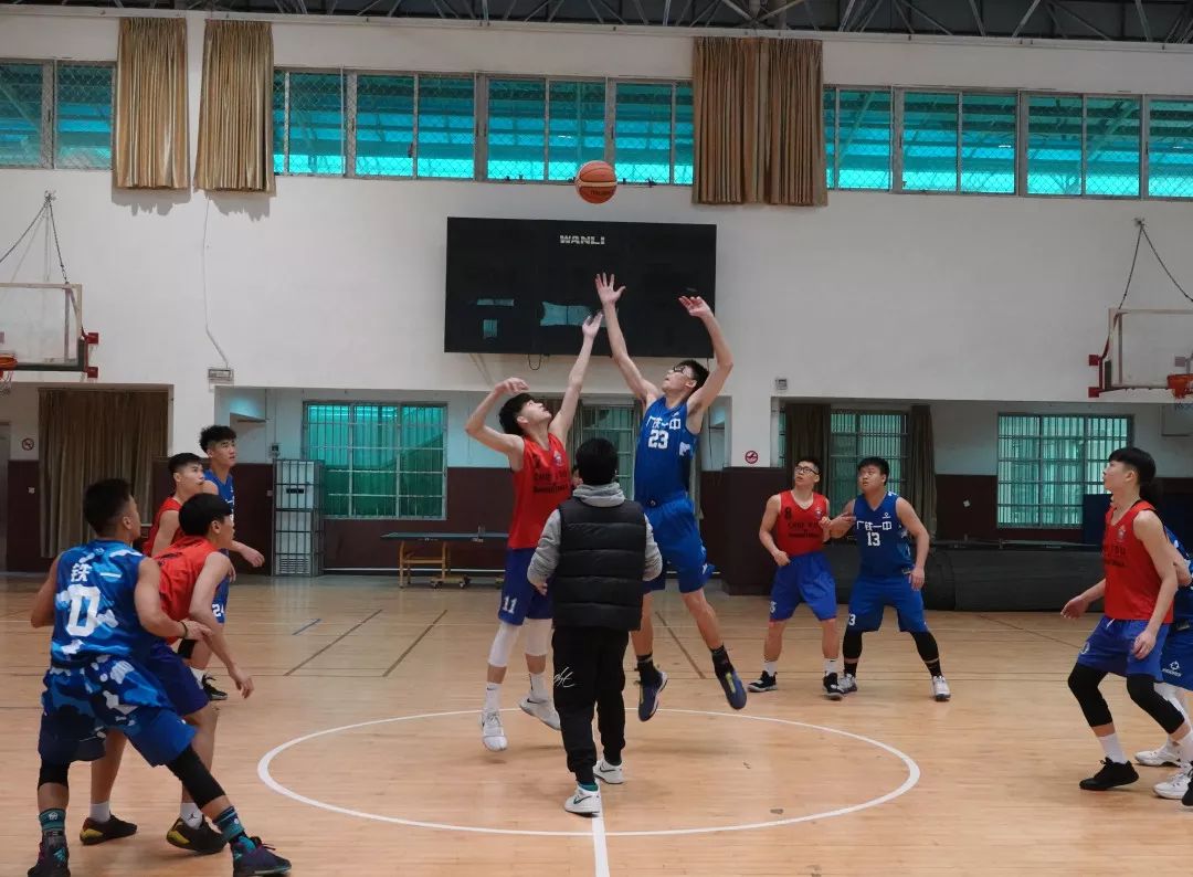 怎么打篮球胯下运动 8aa8229d339246e986d90c2478a22633.jpeg