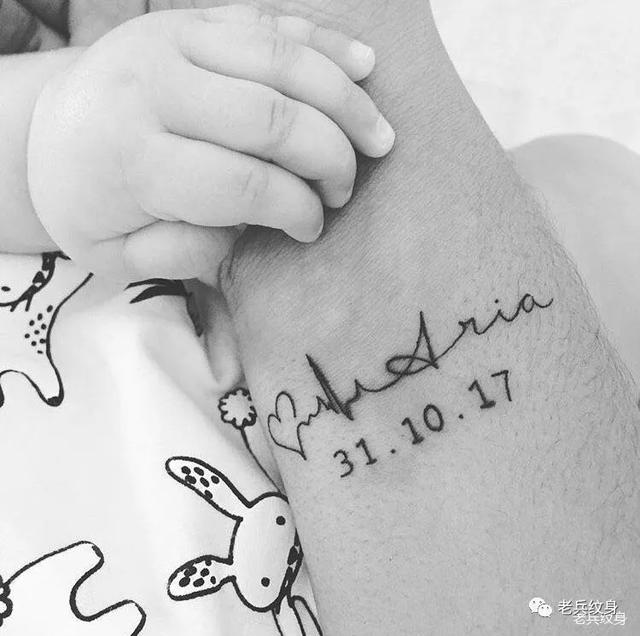 这是非常常见的一种设计 将宝宝的生日和名字作为纹身设计 也是大多数