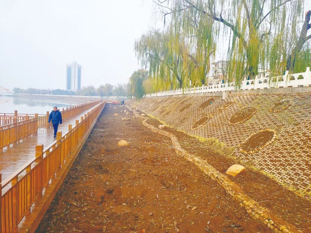 浉河人行步道:近水楼台赏河景