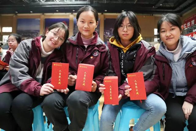 16铁路中学铁路中学的校服简洁大方,简单的蓝白搭配,非常经典,舒适度